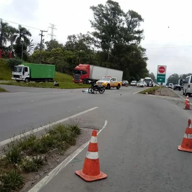  Um homem de 26 anos, que não teve a identidade divulgada, morreu em um acidente de trânsito na ERS-122, em Caxias do Sul, na tarde desta quarta-feira (16). O motociclista seguia na rodovia sentido Farroupilha-Caxias quando colidiu na lateral esquerda de um caminhão que fazia o retorno, no Km 69, em frente à empresa Menon.<!-- NICAID(14670162) -->