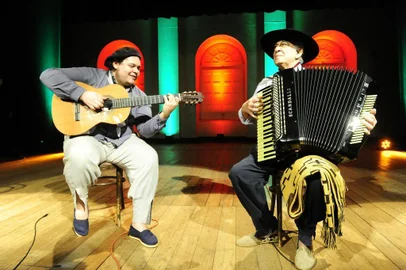  PORTO ALEGRE,RS,BR.2020,09,19.A parceria entre o gaiteiro e o violonista é inédita .Luis Carlos Borges e Yuri Menezes  estarão no TSP para fazer uma live.(RONALDO BERNARDI/AGENCIA RBS).<!-- NICAID(14596538) -->