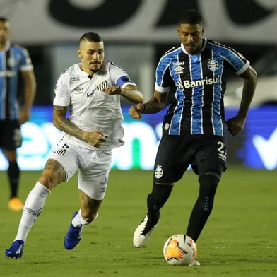  Brazils Santos Alison (L) and Brazils Gremio Jean Pyerre vie for the ball during their closed-door Copa Libertadores quarterfinal football match at the Vila Belmiro stadium in Santos, Brazil, on December 16, 2020. (Photo by Alexandre Schneider / POOL / AFP)Editoria: SPOLocal: SantosIndexador: ALEXANDRE SCHNEIDERSecao: soccerFonte: POOLFotógrafo: STR<!-- NICAID(14670231) -->