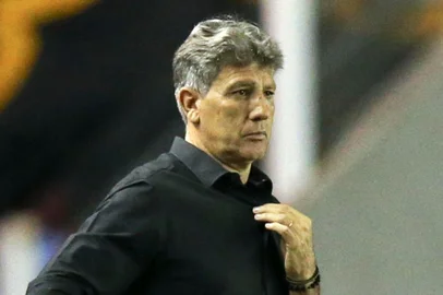  Brazil's Gremio coach Renato Gaucho looks on during a closed-door Copa Libertadores quarterfinal football match at the Vila Belmiro stadium against Brazil's Santos in Santos, Brazil, on December 16, 2020. (Photo by Alexandre Schneider / POOL / AFP)Editoria: SPOLocal: SantosIndexador: ALEXANDRE SCHNEIDERSecao: soccerFonte: POOLFotógrafo: STR<!-- NICAID(14670261) -->