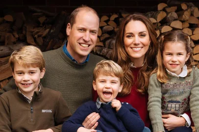 This undated handout photograph released by Kensington Palace on December 16, 2020, shows Britains Prince William, Duke of Cambridge (back-L) and Britains Catherine, Duchess of Cambridge (back-R) and their children Britains Prince George of Cambridge,(front-L), Britains Prince Louis of Cambridge (front-C) and Britains Princess Charlotte of Cambridge posing for their 2020 Christmas card at Anmer Hall in Norfolk, England. (Photo by Matt PORTEUS / KENSINGTON PALACE / AFP) / RESTRICTED TO EDITORIAL USE - MANDATORY CREDIT AFP PHOTO / KENSINGTON PALACE  / MATT PORTEUS - NO MARKETING NO ADVERTISING CAMPAIGNS NO MERCHANDISING NO SOUVENIRS - RESTRICTED TO SUBSCRIPTION USE - NO SALES - NO DIGITAL MANIPULATION OF IMAGE - NO USE AFTER 31 DECEMBER, 2020 - DISTRIBUTED AS A SERVICE TO CLIENTS. / <!-- NICAID(14670508) -->