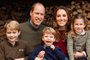 This undated handout photograph released by Kensington Palace on December 16, 2020, shows Britains Prince William, Duke of Cambridge (back-L) and Britains Catherine, Duchess of Cambridge (back-R) and their children Britains Prince George of Cambridge,(front-L), Britains Prince Louis of Cambridge (front-C) and Britains Princess Charlotte of Cambridge posing for their 2020 Christmas card at Anmer Hall in Norfolk, England. (Photo by Matt PORTEUS / KENSINGTON PALACE / AFP) / RESTRICTED TO EDITORIAL USE - MANDATORY CREDIT AFP PHOTO / KENSINGTON PALACE  / MATT PORTEUS - NO MARKETING NO ADVERTISING CAMPAIGNS NO MERCHANDISING NO SOUVENIRS - RESTRICTED TO SUBSCRIPTION USE - NO SALES - NO DIGITAL MANIPULATION OF IMAGE - NO USE AFTER 31 DECEMBER, 2020 - DISTRIBUTED AS A SERVICE TO CLIENTS. / <!-- NICAID(14670508) -->