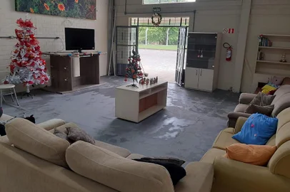 é o abrigo santa dulce que vai funcionar no bairro cidade nova./ esse local é aberto por conta de um edital lançado pelo governo do estado no valor de 300 mil reais. outras quatro cidades do rs tbm foram contempladas./ em caxias, a associação mão amiga foi quem apresentou o projeto e por isso é a responsavel pelo funcionamento da nova casa de acolhimento a moradores de rua./ inicialmente vai funcionar pelo periodo de tres meses./ a secretaria de trabalho e assistencia social do governo do estado regina becker, explica que o valor foi obtido por meio do ICMS de empresas que optaram por destinar a um fundo com essa causa<!-- NICAID(14670570) -->