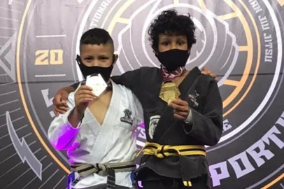 Os pequenos Rhaul Francisco Vieira Quintanilha e Michel Roberto Martins, ambos de 10 anos, ficaram no topo do pódio no Mundial de jiu-jitsu, que ocorreu no último final de semana em Campinas, no interior de São Paulo. As crianças, naturais de Nova Prata, integram um projeto social do município chamado de H.aço Jiu Jitsu ABEM. <!-- NICAID(14670724) -->