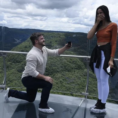  Mal foi inaugurada a Skyglass de Canela nesta quinta-feira (17) e um pedido de casamento nas alturas já foi registrado na plataforma. Isso porque o visitante Bruno Bravim Lauro pediu as mãos de Isadora Santos Corteletti em matrimônio logo após ingressar na plataforma de vidro.<!-- NICAID(14670960) -->