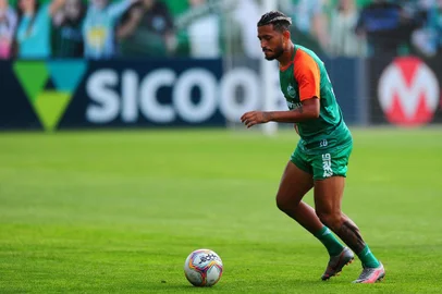 CAXIAS DO SUL, RS, BRASIL, 04/12/2020. Treino do Juventude no estádio Alfredo Jaconi. O Ju enfrenta a Chapecoense, no próximo sábado (05/12) pela série B do Campeonato Brasileiro. Na foto, atacante Rogério.  (Porthus Junior/Agência RBS)Indexador: Porthus Junior                  <!-- NICAID(14661105) -->