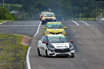           A prova 12 horas de Tarumã, a mais tradicional do automobilismo gaúcho, ocorre neste final de semana em Viamão. Ao menos duas equipes de Caxias do Sul participarão: a Associação Desportiva Caxiense (ADESCA), que será representada pelo piloto Maicon Roncen; e a Equipe Box 4, representada por Guilherme Perizzollo, Cristian Horbach e Rafael Gehrke.<!-- NICAID(14672285) -->