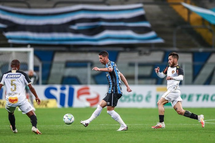 Em entrevista, Thiago Neves revela que Paulo Luz encheu o saco para ele sair do Grêmio