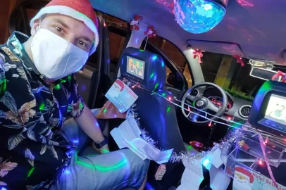  Nessa época do ano, o Uber da Balada de Caxias do Sul, além de transformar as viagens em festas, também recebe decoração natalina e abraça uma importante causa: a realização de pedidos de crianças carentes da cidade. O motorista de aplicativo Guilherme da Silva Camello, de 28 anos, coloca as cartinhas recebidas em uma espécie de varal no veículo, para que os passageiros possam retirá-las e assim realizar os sonhos da meninada.<!-- NICAID(14672400) -->