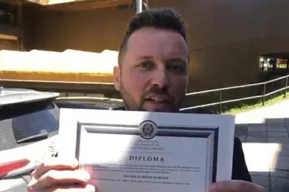  Vereador eleito Mauricio Marcon grava vídeo após ser diplomado na Câmara de Vereadores de Caxias do Sul<!-- NICAID(14672375) -->