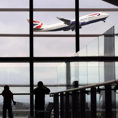 Passageiros no aeroporto de Heathrow, em Londres, observam decolagem de Boeing 747 de  British Airways. A British Airways passenger jet takes off from Terminal 5, at Heathrow Airport, west of London, on October 29, 2010.  British Airways on Friday posted net profits of 107 millions pounds for the first six months of the groups financial year, its first interim profit for two years, as revenues rose and non-fuel costs fell.  The impressive result, equivalent to 122 millions euros or 170 million dollars, compared with a net loss of 217 million pounds in the six months to September 2009, the airline said in a results statement.           AFP PHOTO/BEN STANSALL<!-- NICAID(6347884) -->