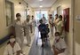 Natal adiantado: enfermeiros de Porto Alegre fazem surpresa para Daniel