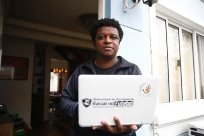  PORTO ALEGRE, RS, BRASIL, 11-06-2020: Marcelo Carvalho, responsável pelo Observatório do Racismo no Futebol, em sua casa (FOTO FÉLIX ZUCCO/AGÊNCIA RBS, Editoria de SuaVida).<!-- NICAID(14520061) -->