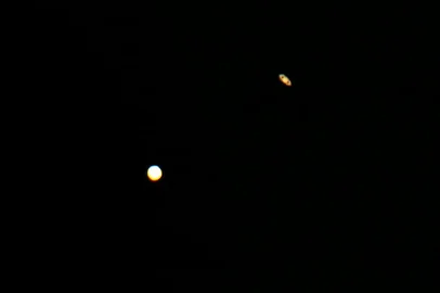  A picture taken on December 21, 2020, in al-Salmi district, a desert area 120 kms west of Kuwait City, shows the great conjunction of Jupiter and Saturn. - The great conjunction refers to the alignment of Jupiter and Saturn. (Photo by YASSER AL-ZAYYAT / AFP)Editoria: SCILocal: Kuwait CityIndexador: YASSER AL-ZAYYATSecao: natural scienceFonte: AFPFotógrafo: STR<!-- NICAID(14674115) -->