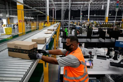NOVA SANTA RITA, RS, BRASIL, 17-12-2020: Esteiras. Centro de Distribuição da Amazon em Nova Santa Rita. (Foto: Mateus Bruxel / Agencia RBS)Indexador: Mateus Bruxel<!-- NICAID(14672222) -->