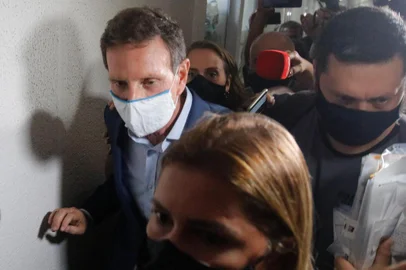 O prefeito do Rio de Janeiro, Marcelo Crivella, deixa a Cidade da PolÃ­cia, apÃ³s ser preso na manhÃ£ desta terÃ§a-feira (22) em uma aÃ§Ã£o conjunta entre a PolÃ­cia Civil e o MinistÃ©rio PÃºblico do RJ. <!-- NICAID(14675222) -->