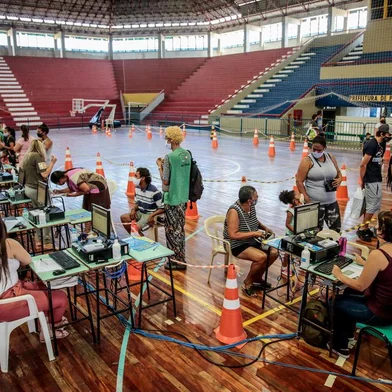  PORTO ALEGRE, RS, BRASIL - 22/12/2020Nesta quarta, dia 23, encerra-se o prazo para retirada do TRI Social. O cartão fornece passagens gratuitas para 51 mil famílias de Porto Alegre. Entretanto, até ontem, menos da metade havia retirado o benefício.<!-- NICAID(14675015) -->