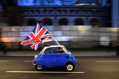  A man waves Union flags from a BMW Isetta as he drives past Brexit supporters gathering in Parliament Square, in central London on January 31, 2020, the day that the UK formally leaves the European Union. - Britain on January 31 ends almost half a century of integration with its closest neighbours and leaves the European Union, starting a new -- but still uncertain -- chapter in its long history. (Photo by DANIEL LEAL-OLIVAS / AFP)Editoria: POLLocal: LondonIndexador: DANIEL LEAL-OLIVASSecao: politics (general)Fonte: AFPFotógrafo: STF<!-- NICAID(14675249) -->