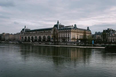 MusÃ©e dâ¿¿Orsay during the coronavirus lockdown in Paris on March 19, 2020. (Dmitry Kostyukov/The New York Times)FILE -- MusÃ©e dâOrsay during the coronavirus lockdown in Paris on March 19, 2020. There are countless ways to invite Paris into your home, all you need is a little creativity and perhaps a glass of Champagne. (Dmitry Kostyukov/The New York Times)Editoria: TLocal: PARISIndexador: DMITRY KOSTYUKOVFonte: NYTNSFotógrafo: STR<!-- NICAID(14659549) -->