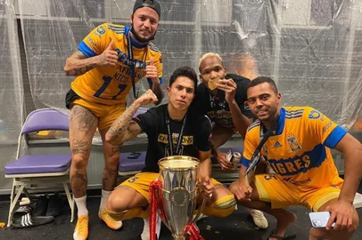 Rafael Carioca, ex-volante do Grêmio, e Nico López, ex-atacante do Inter, foram campeões da Concachampions pelo Tigres<!-- NICAID(14676231) -->