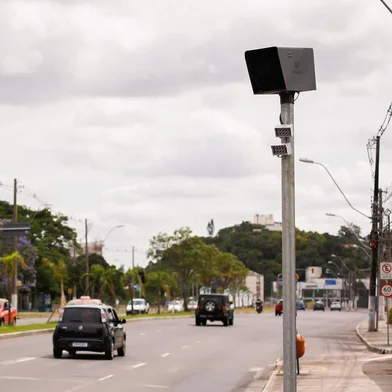 Porto Alegre, RS 18/11/2020: Controladores eletrônicos de velocidade, instalado na Av. Diário de Notícias, na capital. O equipamento auxilia na segurança no trânsito, além de colaborar para a segurança pública, uma vez que integram o sistema de cercamento eletrônico da Secretaria Estadual da Segurança Pública. Foto: Anselmo Cunha/PMPA<!-- NICAID(14676433) -->