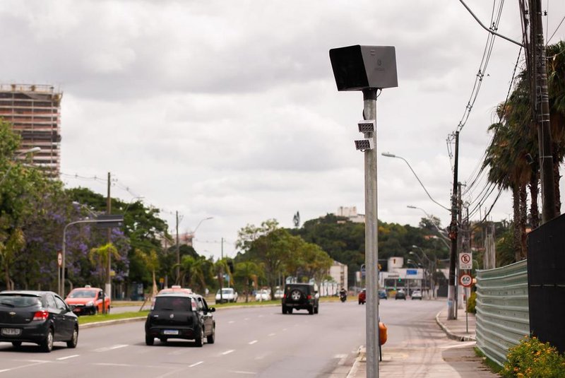 Porto Alegre, RS 18/11/2020: Controladores eletrônicos de velocidade, instalado na Av. Diário de Notícias, na capital. O equipamento auxilia na segurança no trânsito, além de colaborar para a segurança pública, uma vez que integram o sistema de cercamento eletrônico da Secretaria Estadual da Segurança Pública. Foto: Anselmo Cunha/PMPA<!-- NICAID(14676433) -->