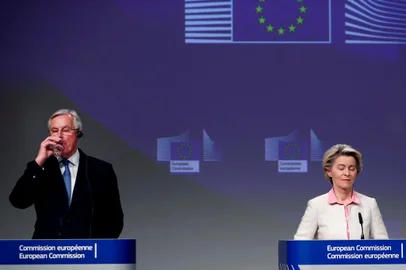 European Commission's Head of Task Force for Relations with the United Kingdom Michel Barnier (L) and European Commission President Ursula von der Leyen (R) attend a media conference on Brexit negotiations at the EU headquarters in Brussels, on December 24, 2020. - Britain said on December 24, 2020, an agreement had been secured on the country's future relationship with the European Union, after last-gasp talks just days before a cliff-edge deadline. (Photo by Francisco Seco / POOL / AFP)<!-- NICAID(14676621) -->