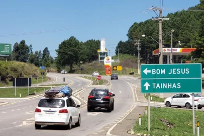 A expectativa de que o movimento na Rota Sol em direção ao Litoral Norte se intensificasse na véspera do Natal se confirmou. Na tarde desta quinta-feira (24), a média de veículos por minuto ficou em torno de 17, seis a mais do que na tarde anterior. Mesmo assim, o trânsito fluiu tranquilamente durante todo o dia. Isso porque essa é considerada uma média baixa pelo Comando Rodoviário da Brigada Militar. Uma média alta seria de cerca de 30 veículos por minuto.<!-- NICAID(14676751) -->