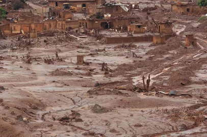  MINAS GERAIS, MG, BRASIL - 17-11-2015 - Tragédia em Mariana - Vista aérea do povoado de Bento Rodrigues, epicentro da tragédia em Minas Gerais. (FOTO: BRUNO ALENCASTRO)<!-- NICAID(11824987) -->