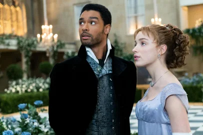 BRIDGERTON (L to R) REG-JEAN PAGE as SIMON BASSET and PHOEBE DYNEVOR as DAPHNE BRIDGERTON in episode 108 of BRIDGERTON Cr. LIAM DANIEL/NETFLIX © 2020<!-- NICAID(14675906) -->