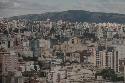 PORTO ALEGRE, RS, BRASIL - 2019.01.16 - Vista de cima da cidade de Porto Alegre, com bairros e prédios. Foto para ilustrar matérias sobre valores médios de IPTU da cidade. (Foto: ANDRÉ ÁVILA/ Agência RBS)Indexador: Andre Avila<!-- NICAID(13918546) -->