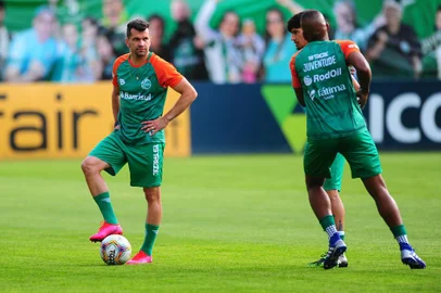  CAXIAS DO SUL, RS, BRASIL, 04/12/2020. Treino do Juventude no estádio Alfredo Jaconi. O Ju enfrenta a Chapecoense, no próximo sábado (05/12) pela série B do Campeonato Brasileiro. Na foto, lateral Eltinho. (Porthus Junior/Agência RBS)Indexador: Porthus Junior                  <!-- NICAID(14661100) -->