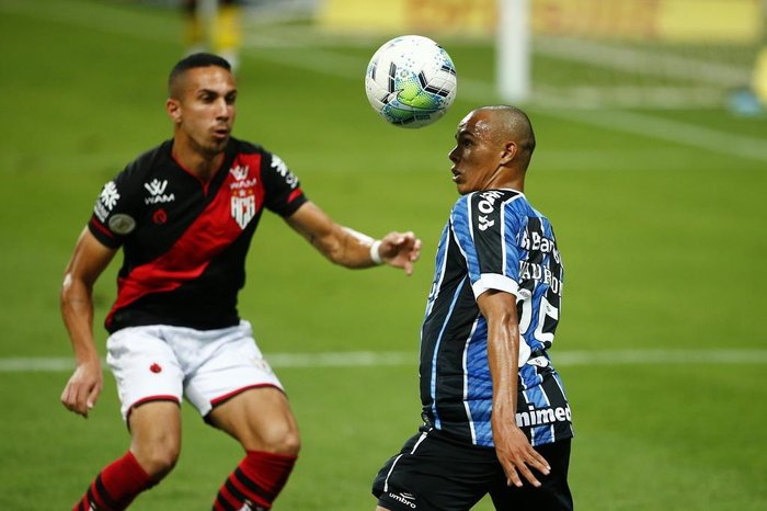 Como fica a hierarquia dos laterais do Grêmio com a volta de Orejuela ao Cruzeiro