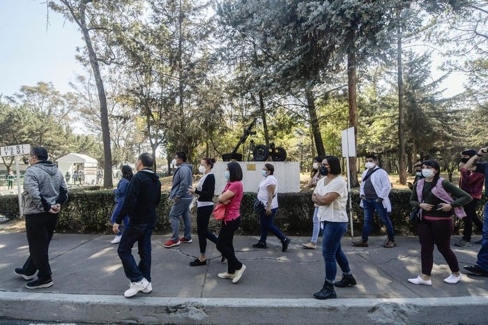 Médicos e enfermeiros vacinados no México dizem ter recebido injeção de ânimo / AFP