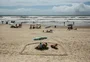 Círculo de areia ao redor do guarda-sol vira moda para manter distanciamento no Litoral Norte