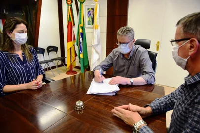 Assinados três decretos na área do Trânsito e TransportesReajuste do táxi-lotação, redução de passagens para presidentes de Amobs e retirada da gratuidade de 60 a 65 anos são os assuntos das matériasO Prefeito Flávio Cassina, acompanhado pela Chefe de Gabinete e secretária de Governo, Grégora Fortuna dos Passos e do secretário de Trânsito, Transportes e Mobilidade, Alfonso Willenbring Junior, assinou nesta segunda-feira (28/12) três Decretos Municipais que regulamentam a área do Trânsito e Transportes no Município.<!-- NICAID(14678459) -->