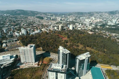  PORTO ALEGRE,RS, BRASIL, 20-07-2020: Área que será construído o projeto Belvedere, com torre comercial, shopping e hipermercado, às margens da Avenida Senador Tarso Dutra (FOTO FÉLIX ZUCCO/AGÊNCIA RBS, Editoria de Notícias).<!-- NICAID(14549134) -->
