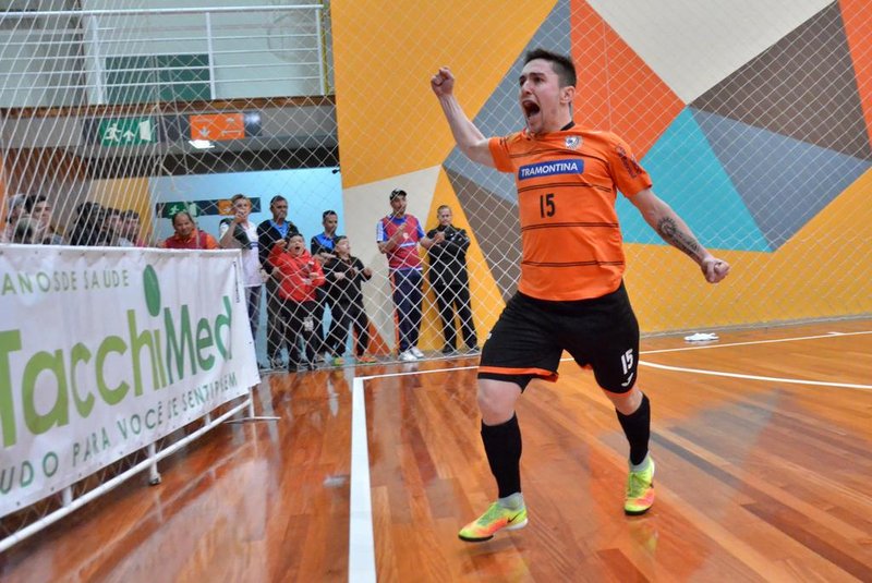 ACBF vence nos pênaltis o Guarany de Espumoso nos pênaltis, nas quartas de final da Liga Gaúcha de Futsal. Na foto, Dener comemora seu gol na última cobrança das disputas de pênaltis.<!-- NICAID(13221129) -->