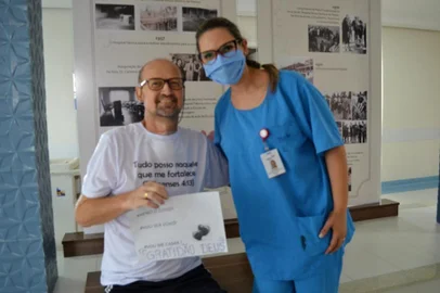  Após ganhar um presente de Natal com a sua saída da UTI do Hospital Virvi Ramos, em Caxias do Sul, na semana passada e descobrir que será avô pela primeira vez, Edson Juarez dos Santos, 54 anos, recebeu alta hospitalar na tarde desta segunda-feira (28). Ele estava internado desde outubro por causa de complicações causadas pela covid-19, e ficou por 54 dias na UTI, entubado e precisou passar por hemodiálise.<!-- NICAID(14679340) -->