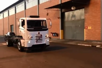 A parceria AGRALE-FNM, para o desenvolvimento de caminhões elétricos, começa a sair do papel. No vídeo, o veículo já está em testes na Agrale, onde serão também montados. <!-- NICAID(14678964) -->