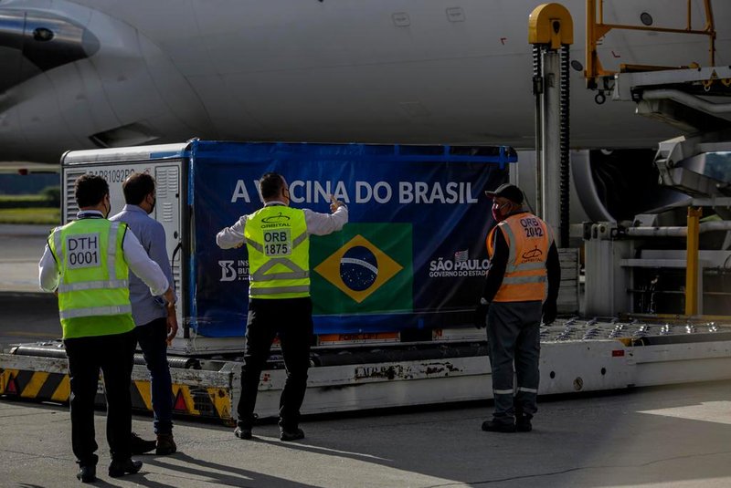 SÃO PAULO, CHEGADA LOTE CORONAVAC, AEROPORTO GRUSP - SÃO PAULO, CHEGADA LOTE CORONAVAC, AEROPORTO GRU - GERAL - SÃO PAULO, CHEGADA LOTE CORONAVAC, AEROPORTO GRU - Equipes de solo do Aeroporto Internacional de Guarulhos em São Paulo, descarregam na manhã desta quarta-feira 30 a aeronave da empresa Swiss Air que trouxe um lote de 1,6 milhão de doses da vacina Coronavac enviadas pela farmacêutica chinesa Sinovac. 30/12/2020 - Foto: SUAMY BEYDOUN/AGIF - AGÊNCIA DE FOTOGRAFIA/AGIF - AGÊNCIA DE FOTOGRAFIA/ESTADÃO CONTEÚDOEditoria: GERALLocal: GUARULHOSIndexador: SUAMY BEYDOUNFotógrafo: AGIF - AGÊNCIA DE FOTOGRAFIA<!-- NICAID(14679816) -->
