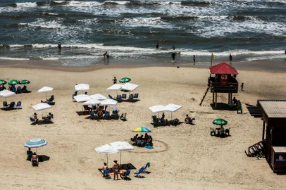  CAPÃO DA CANOA, RS, BRASIL - 30/12/2020- Prefeitura não repõe guaritas derrubadas por ressaca e bombeiros guarda-vidas ficam sobrecarregados tendo que que dar conta de uma área maior que o indicado. Foto: Marco Favero / Agencia RBSp<!-- NICAID(14680216) -->