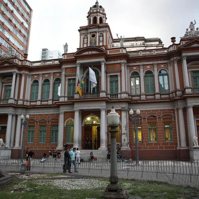  PORTO ALEGRE, RS, BRASIL - 31.01.2020 - Reinstalação de quatro postes históricos em frente ao Paço Municipal. (Foto: Jefferson Botega/Agencia RBS)<!-- NICAID(14405336) -->