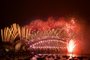  New Years Eve fireworks erupt over Sydneys iconic Harbour Bridge and Opera House (L) during the fireworks show on January 1, 2021. (Photo by SAEED KHAN / AFP)Editoria: LIFLocal: SydneyIndexador: SAEED KHANSecao: public holidayFonte: AFPFotógrafo: STF<!-- NICAID(14680887) -->