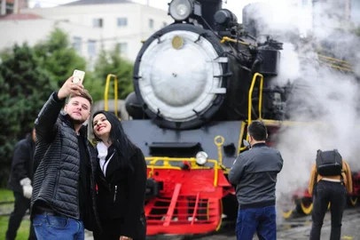  BENTO GONÇALVES, RS, BRASIL, 13/06/2020. Um dos passeios mais procurados da Serra gaúcha, a Maria Fumaça - Trem do Vinho - encantou centenas de visitantes no trajeto entre Bento Gonçalves, Garibaldi e Carlos Barbosa na tarde deste sábado. A data marcou a retomada da atração turística depois de 87 dias de suspensão para combater o contágio pelo vírus em três das cidades onde o número de casos confirmados é alarmante. (Porthus Junior/Agência RBS)<!-- NICAID(14521857) -->