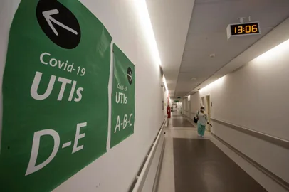  PORTO ALEGRE, RS, BRASIL - Esgotamento de profissioanais da saúde que trabalham na UTI Covid do Hospital de Clínicas de Porto Alegre. Na foto equipe da manhã que está saindo da UTI para troca de equipe.Indexador: Jefferson Botega<!-- NICAID(14659895) -->