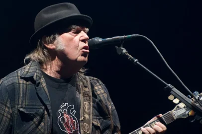 (FILES) In this file photo taken on July 6, 2018 Neil Young performs on stage for his first time in Quebec City during 2018 Festival dEte. - August 4, Neil Young is suing Donald Trumps re-election campaign to try to stop the US president playing his songs at campaign rallies, according to a lawsuit posted on the rockers website. (Photo by Alice Chiche / AFP)<!-- NICAID(14560652) -->