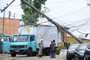  PORTO ALEGRE,RS,BRASIL.2021,01,06.Caminhão ao trefegar pela Rua Barão do Bagé,na  Vila Jardim,arrasta fios e postes deixando a população sem luz.(RONALDO BERNARDI/AGENCIA RBS).<!-- NICAID(14684394) -->