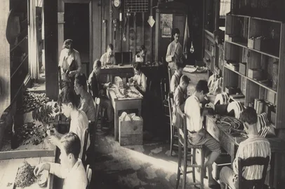 Menores aprendizes atuando na seção de cortação da Metalúrgica Abramo Eberle em 1922. Ao centro da imagem, na parede, vê-se o quadro de multas<!-- NICAID(14683388) -->