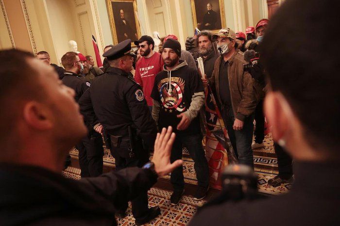 Apoiadores de Trump invadem sede do Capitólio e suspendem confirmação da vitória de Biden; uma pessoa é baleada | GZH